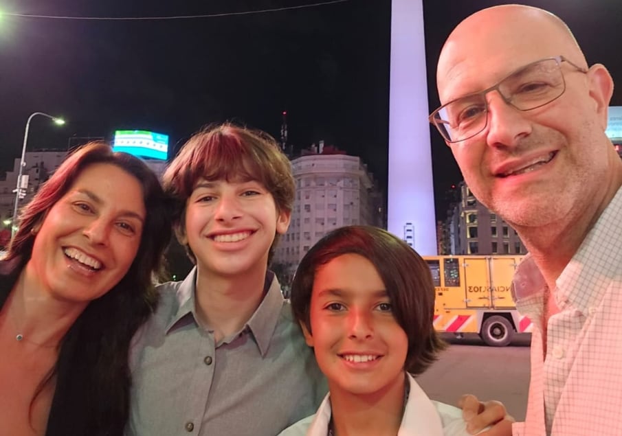 Bernardo Adrián Seltzer (53), Laura Fernanda Leguizamón (50), y sus hijos Ian (15) e Ivo (12)