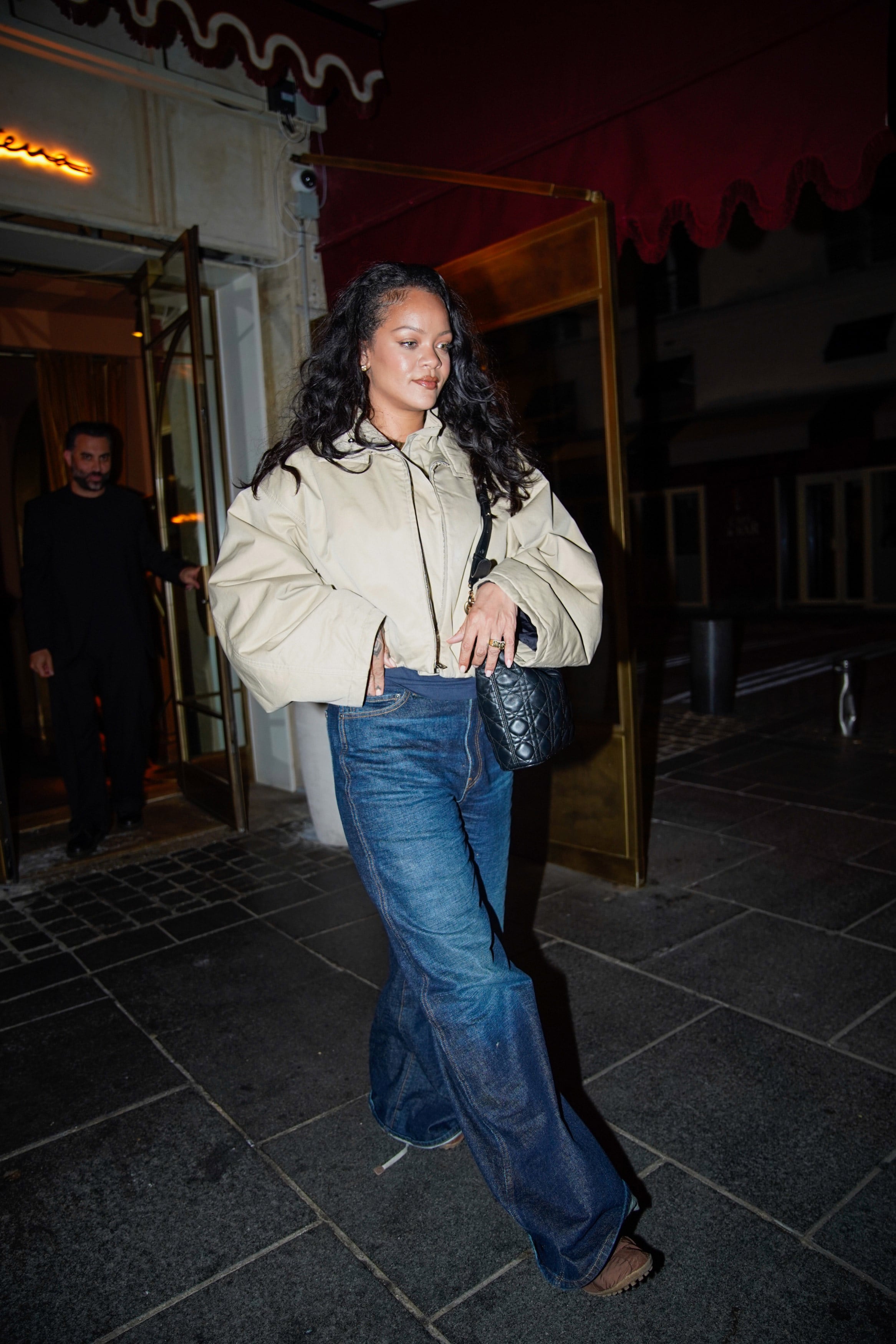 La fundadora de Fenty Beauty combinó una campera beige y un jean azul (2026 Backgrid/The Grosby Group)