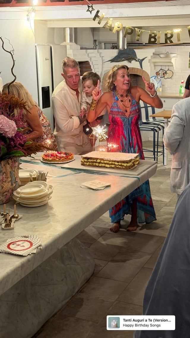 Alejandro posó con el pequeño frente a la torta (Instagram)