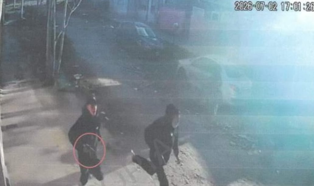 Oviedo huye de la escena del crimen de Candela pistola en mano