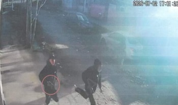 Oviedo huye de la escena del crimen de Candela pistola en mano