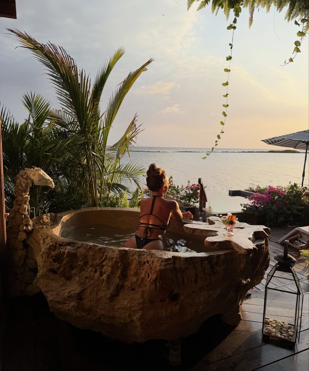 El hotel boutique solo para adultos incluyó jacuzzi privado, desayuno a la habitación y restaurante frente al mar