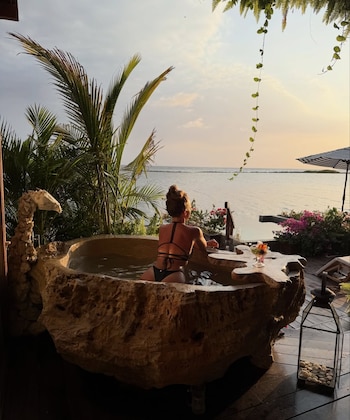 El hotel boutique solo para adultos incluyó jacuzzi privado, desayuno a la habitación y restaurante frente al mar