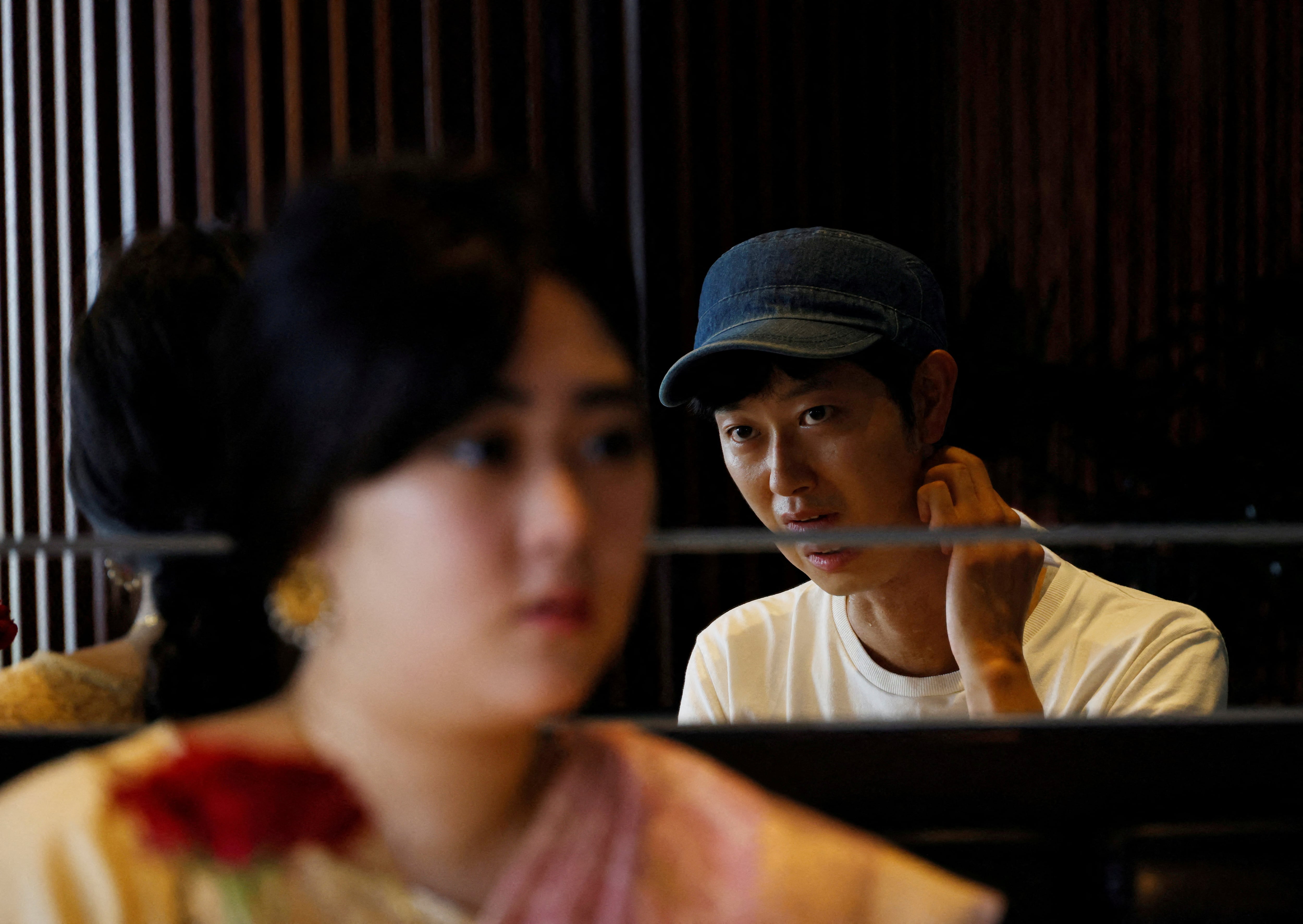 Las peticiones incluyen videollamadas por aburrimiento, comidas y jornadas laborales; para el profesional, escuchar historias o conocer lugares desconocidos - REUTERS/Kim Kyung-Hoon REFILE - CORRECTING RATE