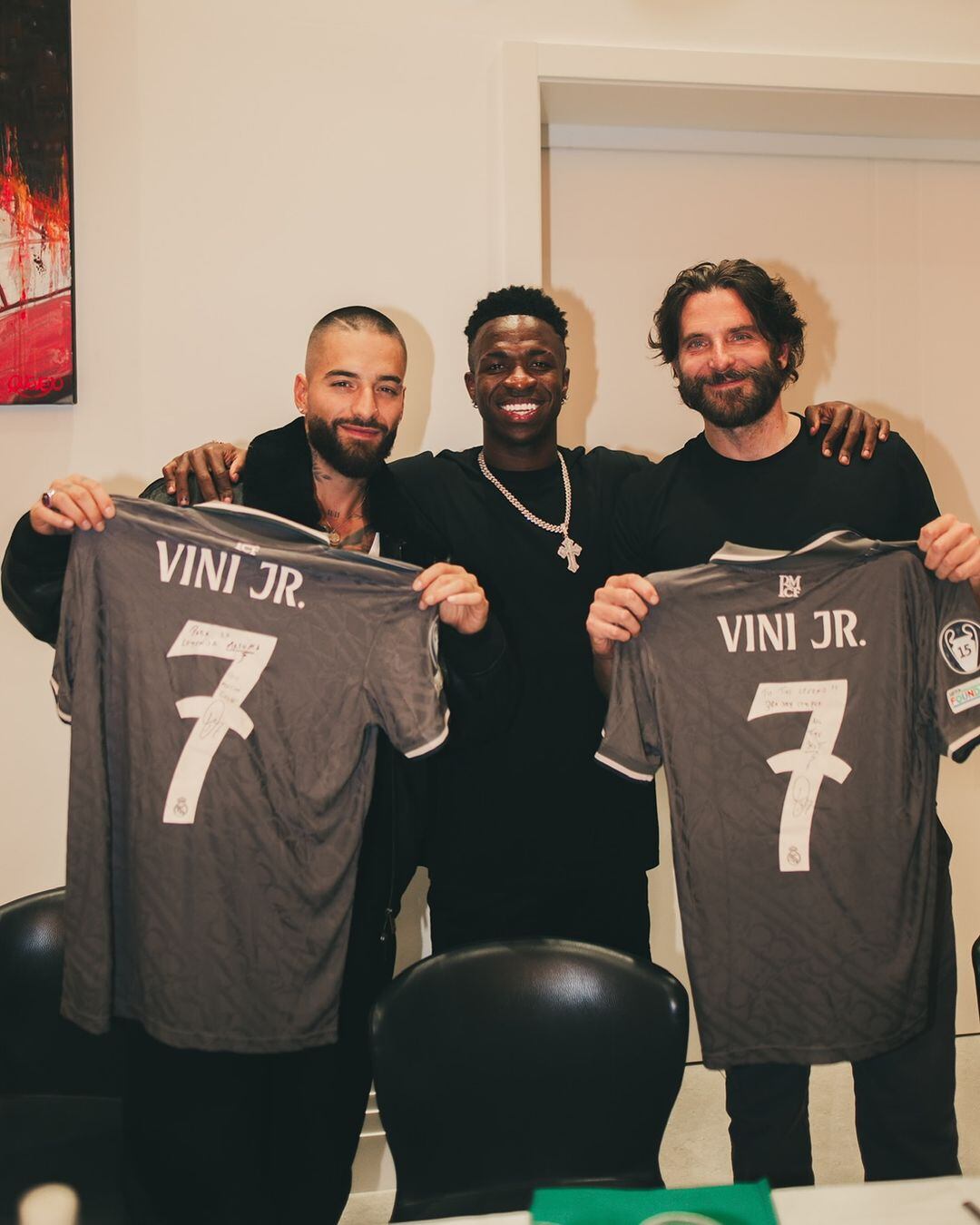 El colombiano recibió la camiseta firmada del Real Madrid - crédito @maluma / Instagram