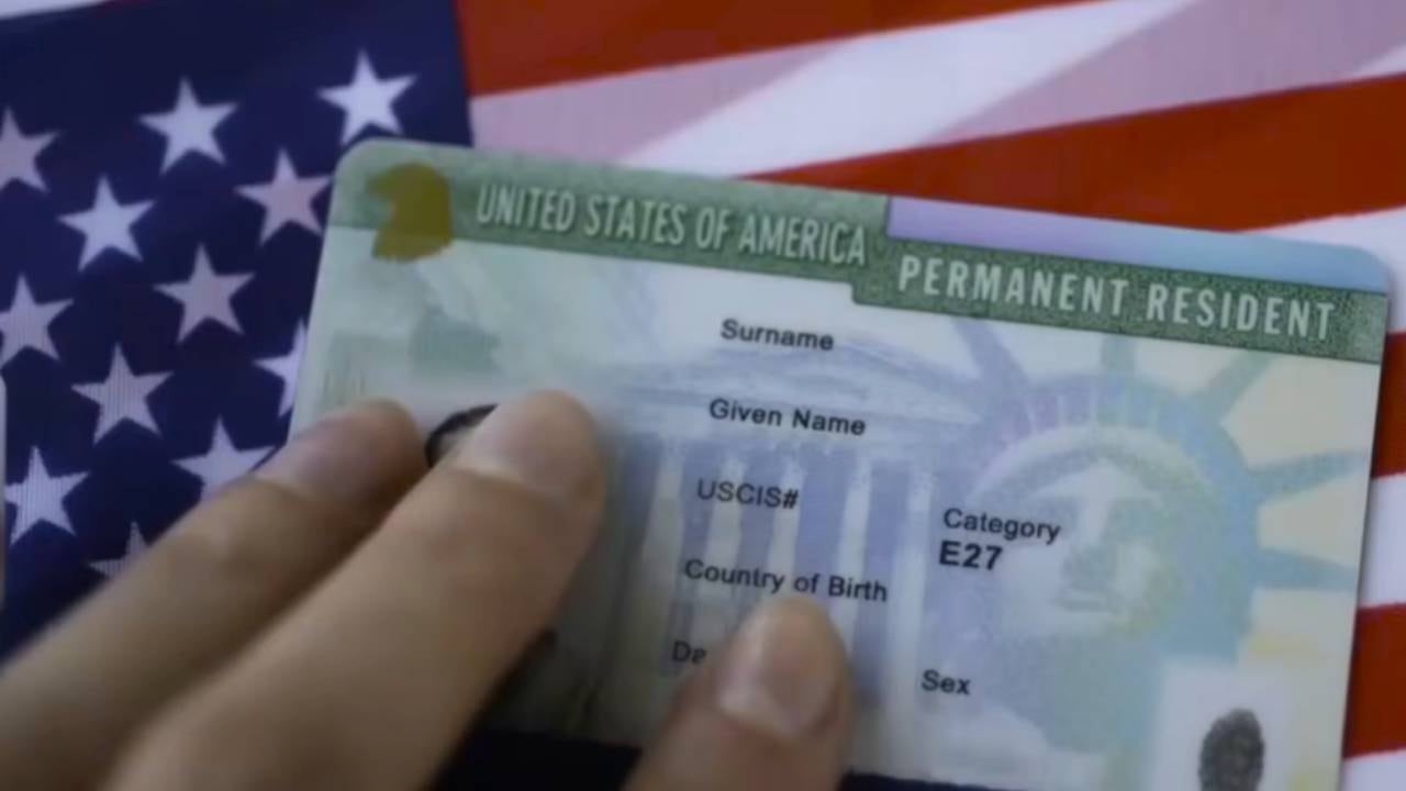 La directiva de ajuste de estatus afecta a portadores de visas temporales, trabajadores legales y personas con permiso humanitario en Estados Unidos (Univision)