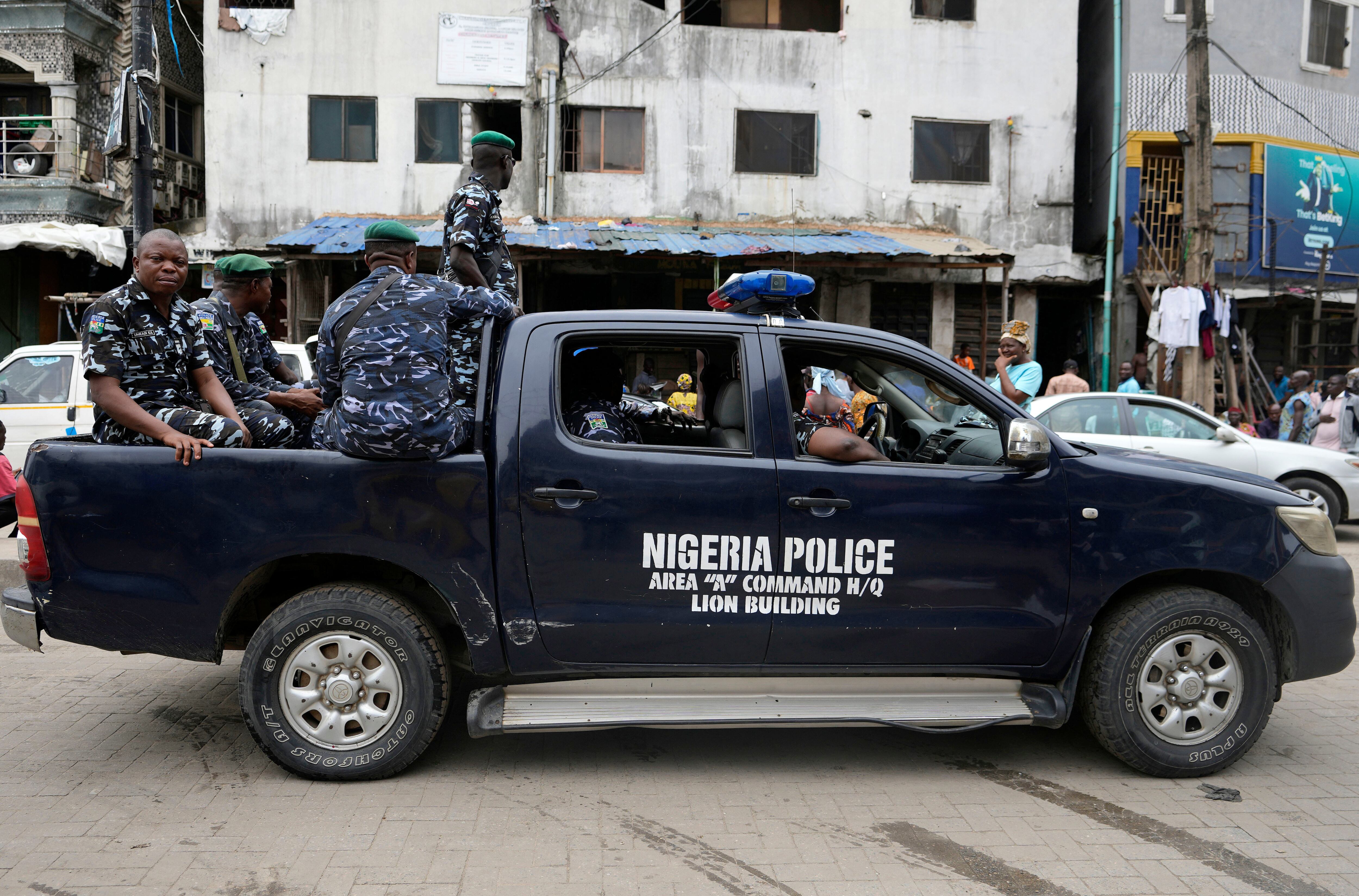 Agentes de policía patrullan durante la celebración de elecciones estatales en Lagos, Nigeria, el 18 de marzo de 2023. (AP Foto/Sunday Alamba, archivo)