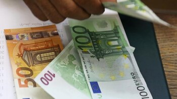 El euro sigue cayendo en