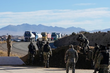 Soldados despejan barricadas instaladas por manifestantes en una autopista cerca de El Alto, Bolivia, el sábado 16 de mayo de 2026
(Foto AP/Juan Karita)