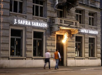 Personas caminando frente a una