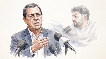 Ilustración en acuarela de un hombre maduro hablando frente a tres micrófonos y la figura de un joven con barba al fondo.