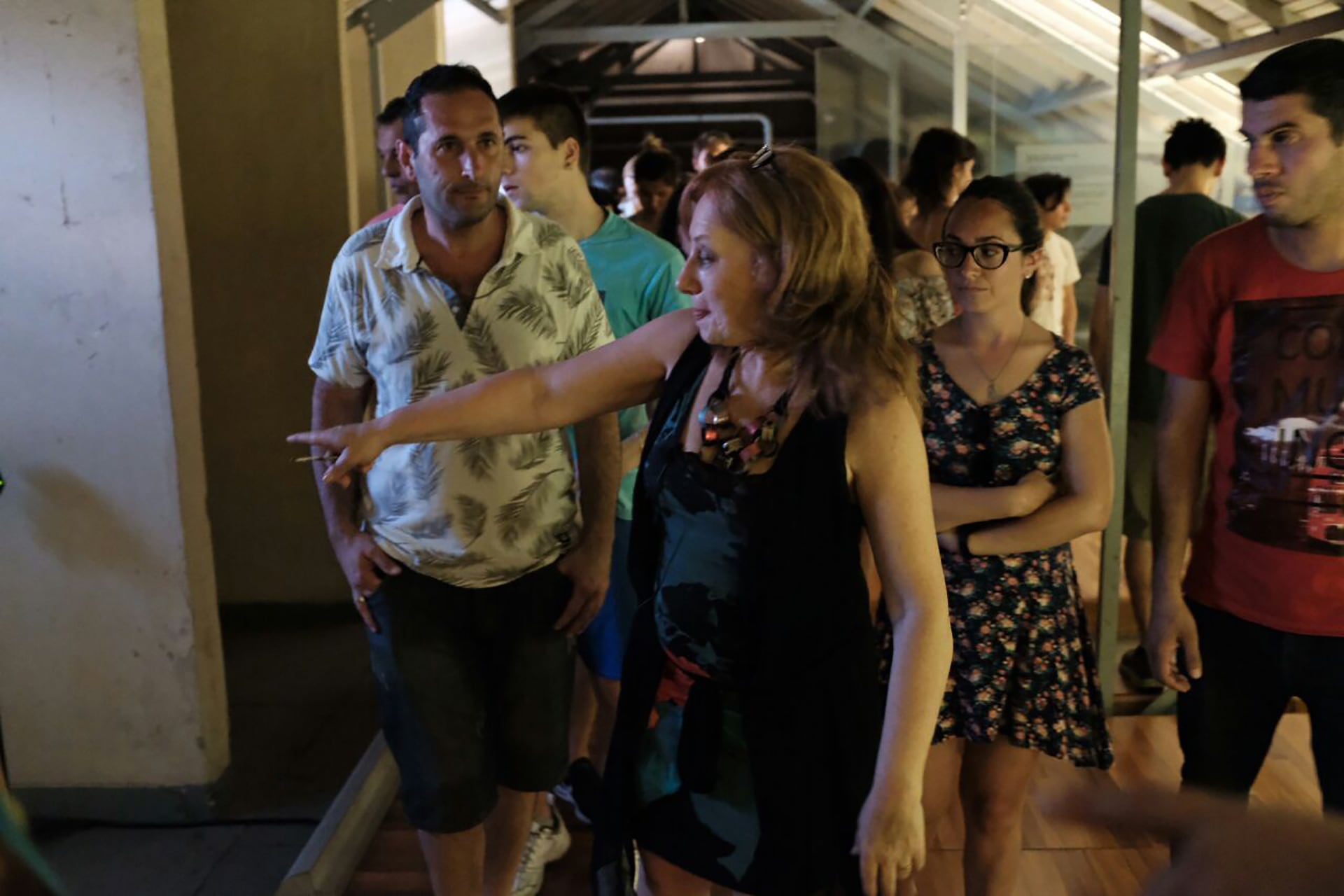 Miriam Lewin señala durante una recorrida por la ex ESMA, el centro de torturas donde estuvo secuestrada, el sector denominado