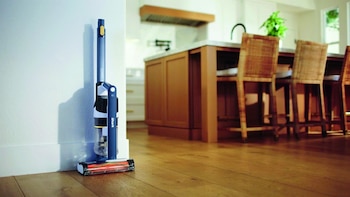 La aspiradora sin cable Shark Cordless Vacuum detecta el tipo de suelo y ajusta la limpieza de manera inteligente