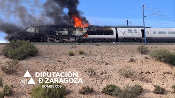 Los bomberos de la DPZ trabajan en la extinción del incendio que afecta a la locomotora de una AVE en Ricla