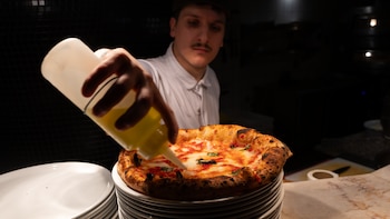 Luigi Foria, el joven pizzero que trae la tradición italiana a un rincón de Chamberí: “Empecé a los 13 años en un restaurante de mi barrio en Nápoles”
