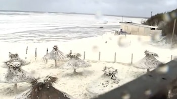 ¿“El Eternauta” en Quequén?: la espuma marina creó un paisaje “nevado” en la costa bonaerense