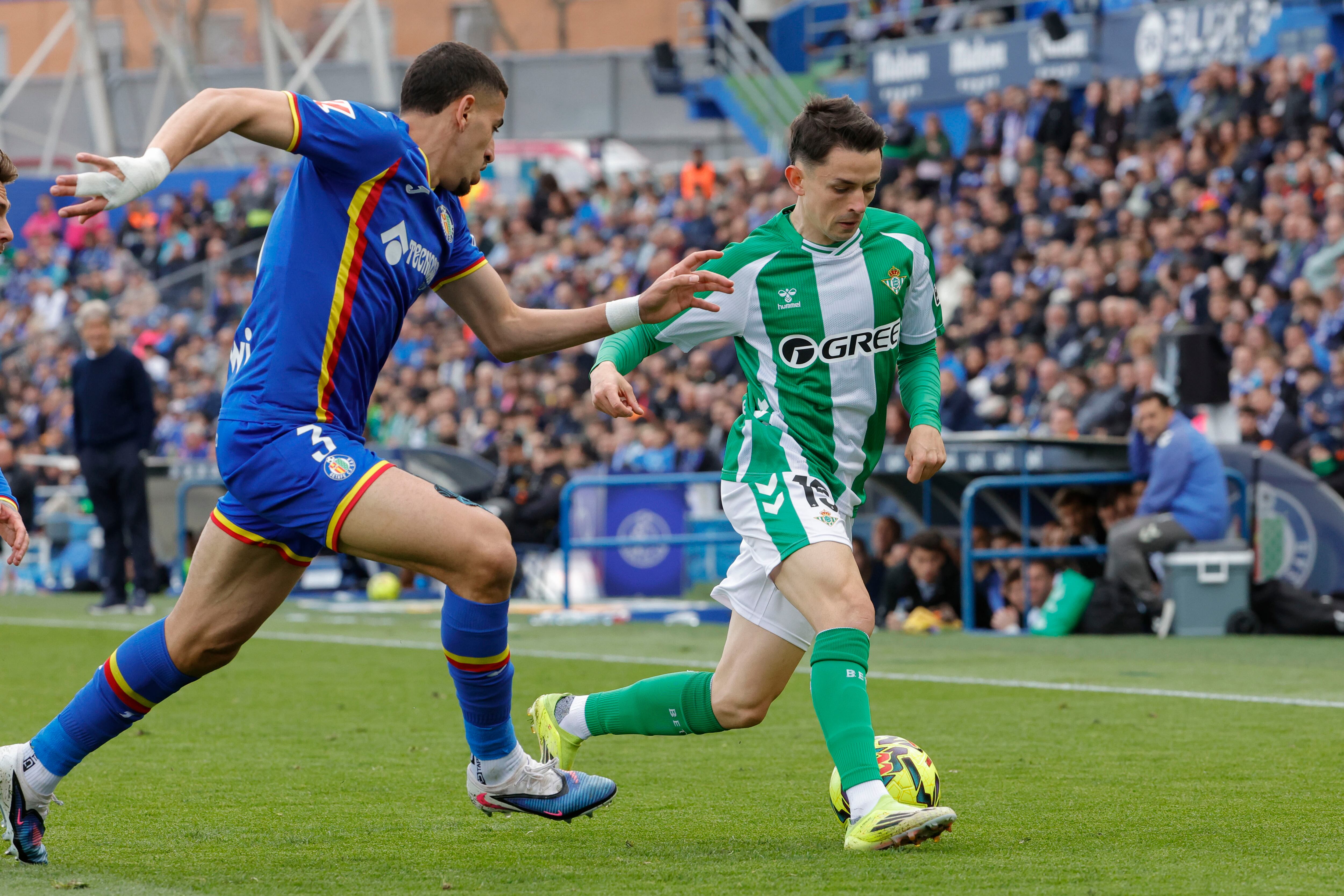 Álvaro Fidalgo aparece como mexicano confirmado en la UEFA Champions League con el Real Betis, pero preocupa su falta de minutos en ls primeras fechas de LaLiga. EFE/ Zipi