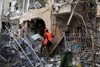 Rescatista buscando algún sobreviviente del