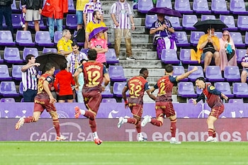 El delantero camerunés del Deportivo Bil Nsongo (c) celebra tras anotar un gol durante el partido de la jornada 41 de la Liga Hypermotion que disputan el RC Deportivo de La Coruña y el Real Valladolid, este domingo en el estadio José Zorrilla de Valladolid. EFE/ Pablo Requejo