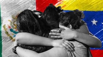 Tres personas se abrazan, presentadas en escala de grises, sobre un fondo con las banderas de México a la izquierda y Venezuela a la derecha.