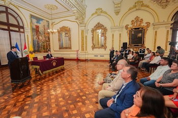 Burgomaestre distinguió como “Huésped Distinguido