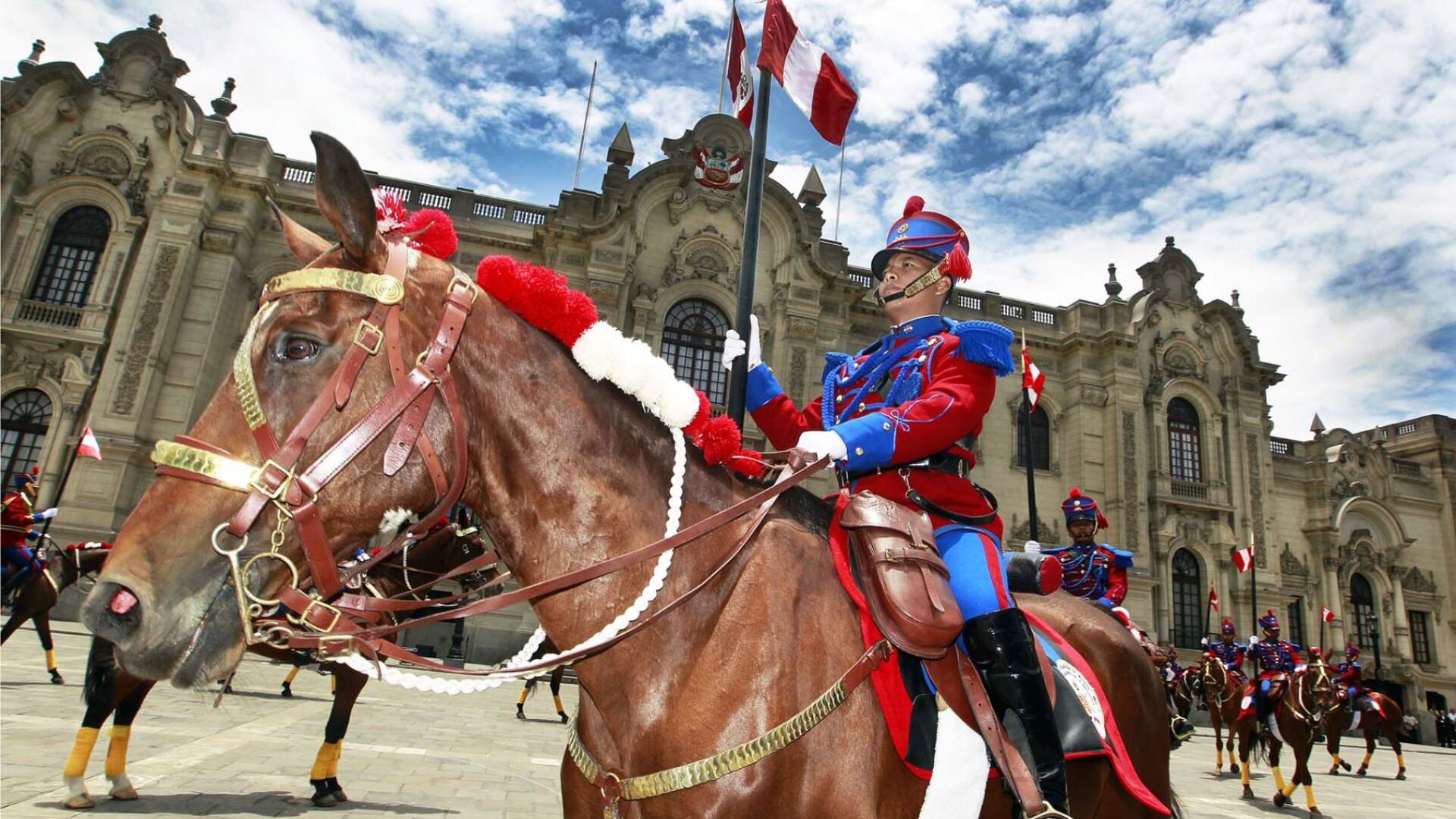 La jornada estuvo marcada por la solemnidad y tradición, con desfiles, músicas y danzas representativas. (Andina)