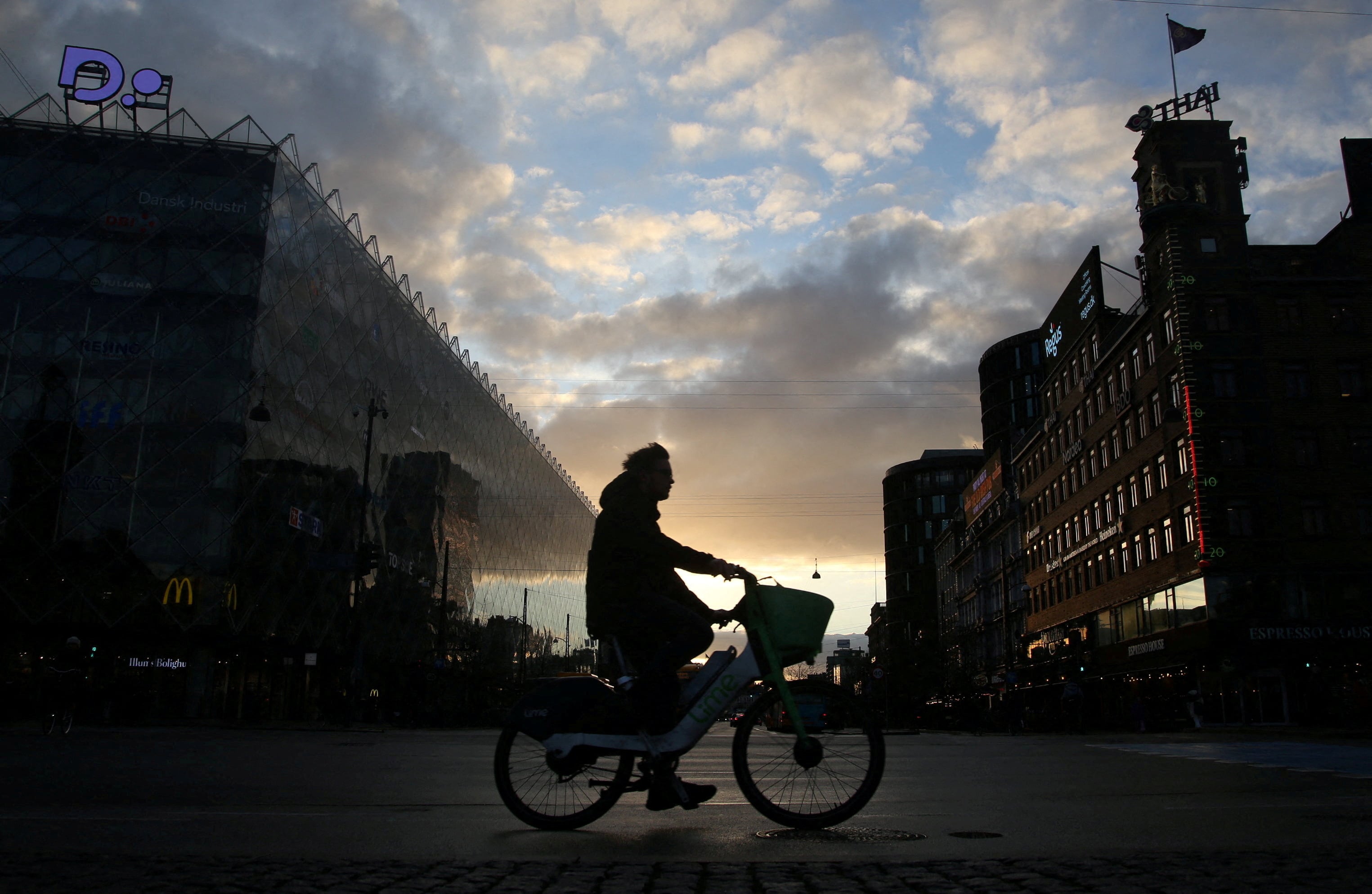 Copenhague registra 1,44 millones de kilómetros diarios en bicicleta, una cifra vinculada con décadas de planificación urbana para ciclistas (REUTERS/ Tom Little)