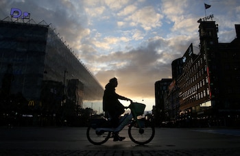 Copenhague registra 1,44 millones de kilómetros diarios en bicicleta, una cifra vinculada con décadas de planificación urbana para ciclistas (REUTERS/ Tom Little)