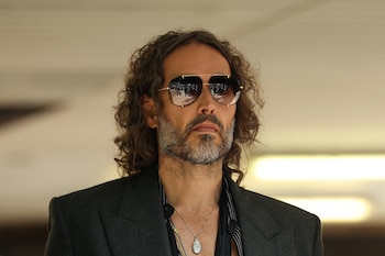 Russell Brand deberá presentarse ante