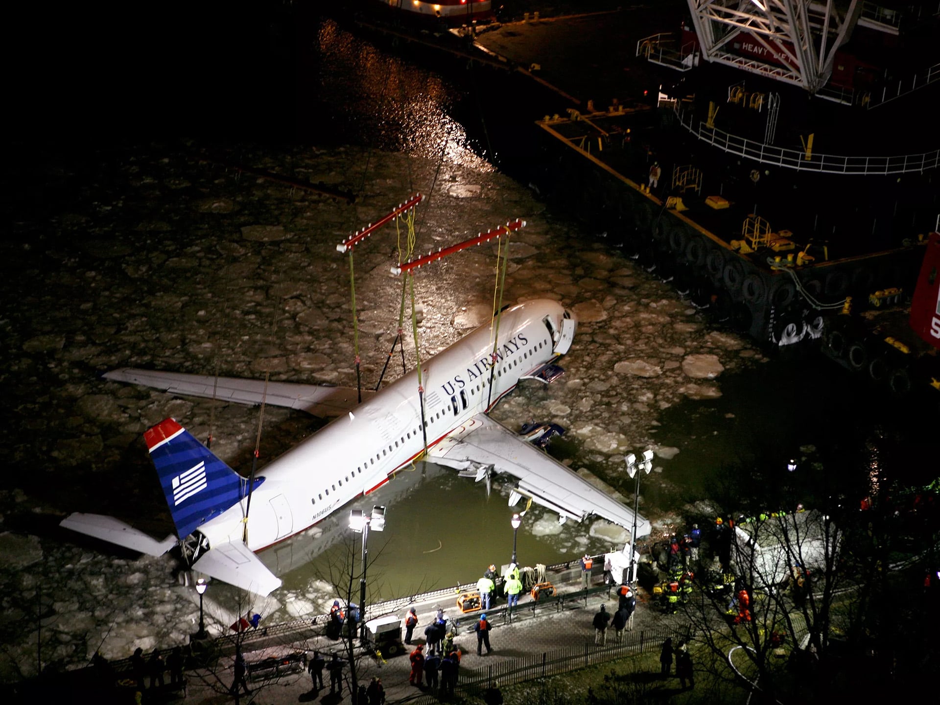 Personal de emergencia y grúas especiales trabajando en el rescate del Airbus A320 de US Airways tras el amerizaje de emergencia en el río Hudson