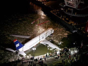 Personal de emergencia y grúas