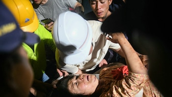 Rescataron con vida a una