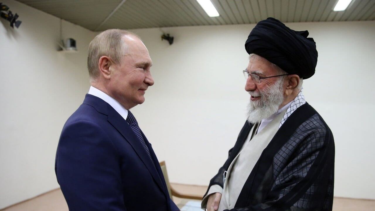 Vladimir Putin con el Líder Supremo iraní, Ali Khamenei. (Kremlin Pool/ Reuters)
