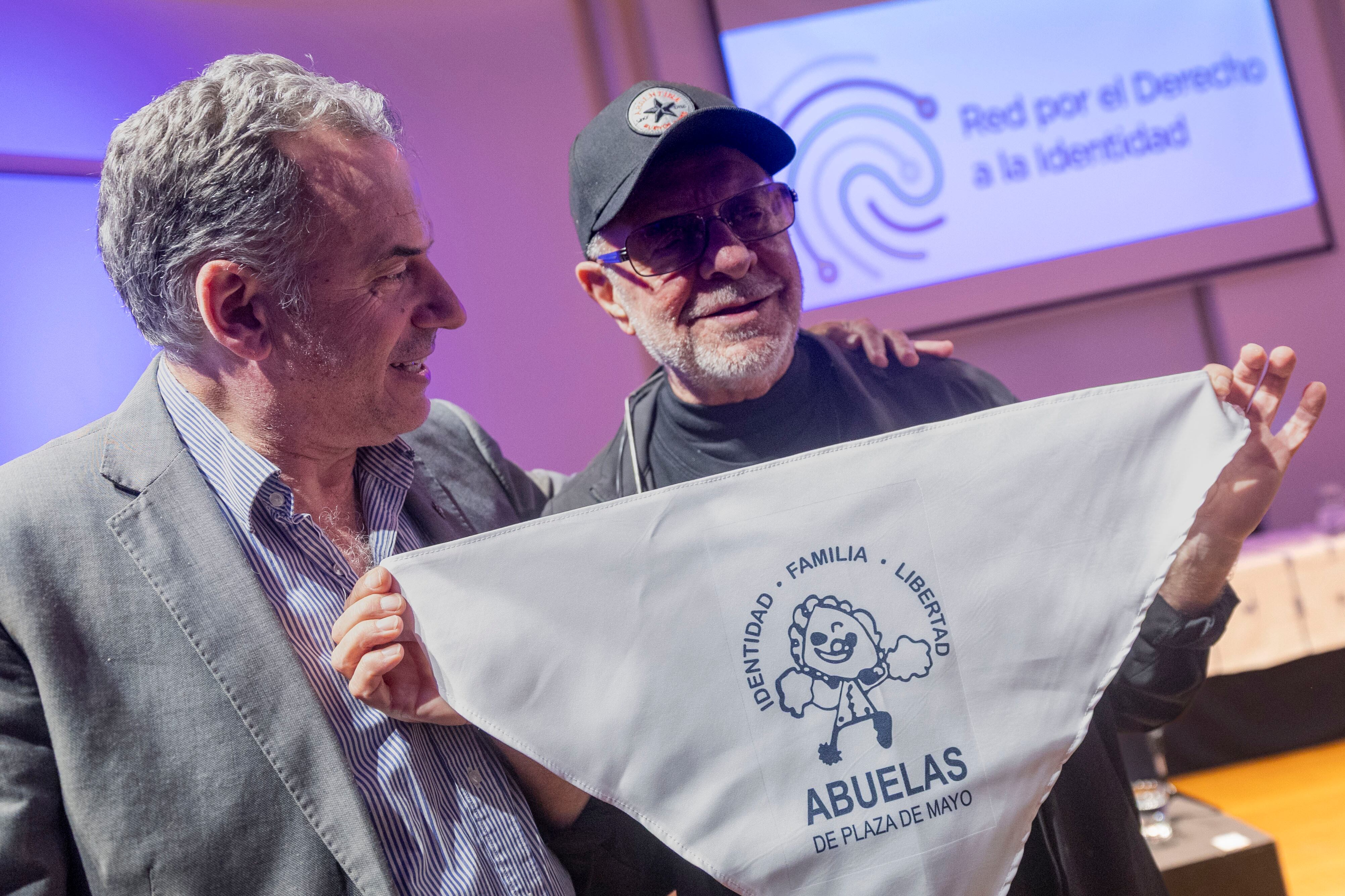 El presidente de Uruguay Yamandú Orsi junto a León Gieco (Camilo dos Santos Ayala, Presidencia)