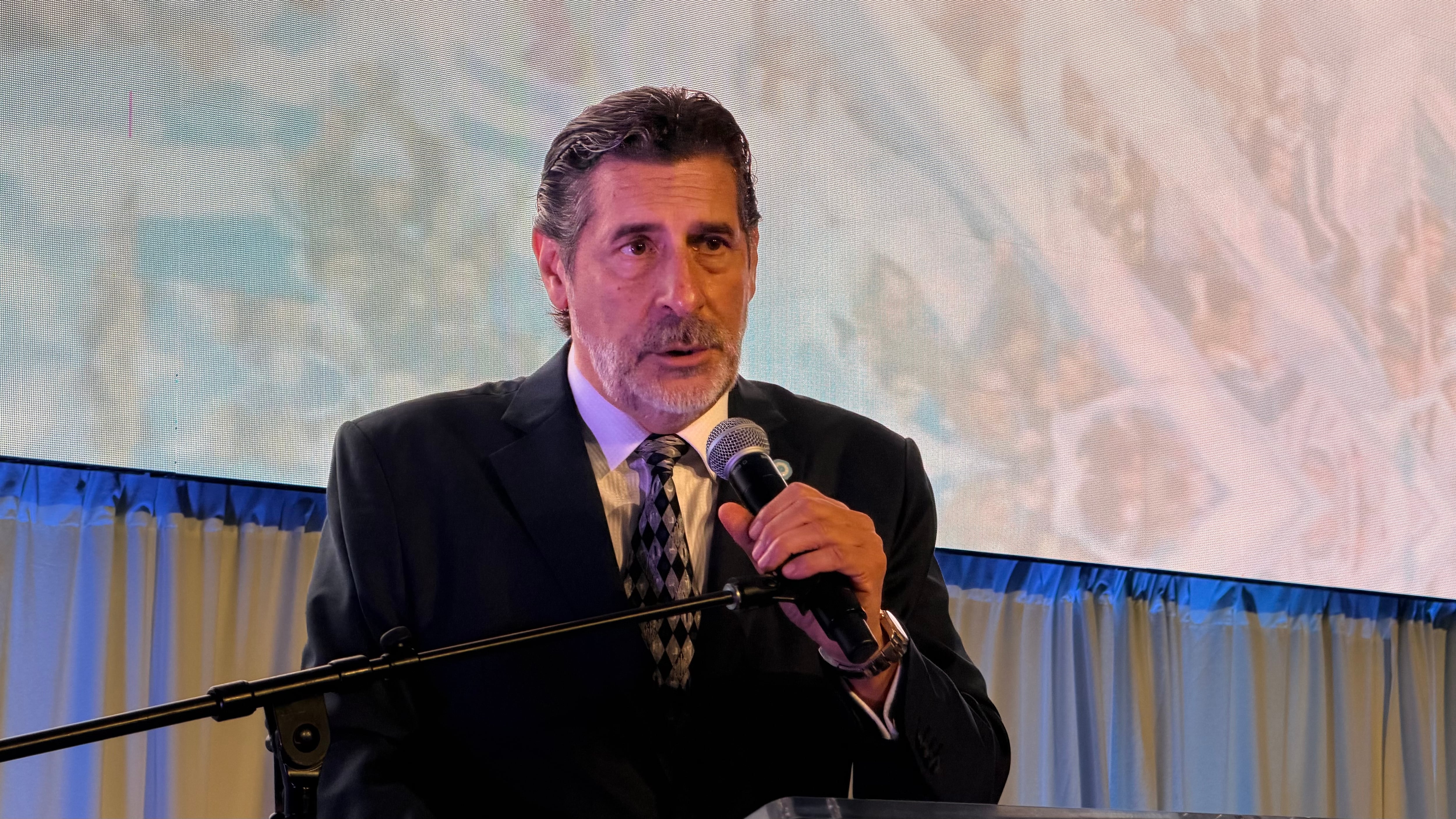Roberto Macho abrió el evento con un discurso de bienvenida que apuntó al carácter humano y comunitario de la institución.