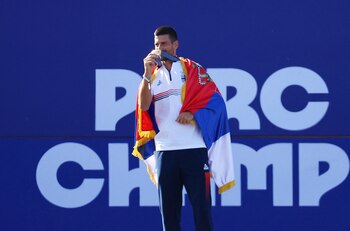 Djokovic celebrando su victoria olímpica en París 2024. (Stephanie Lecocq/REUTERS)