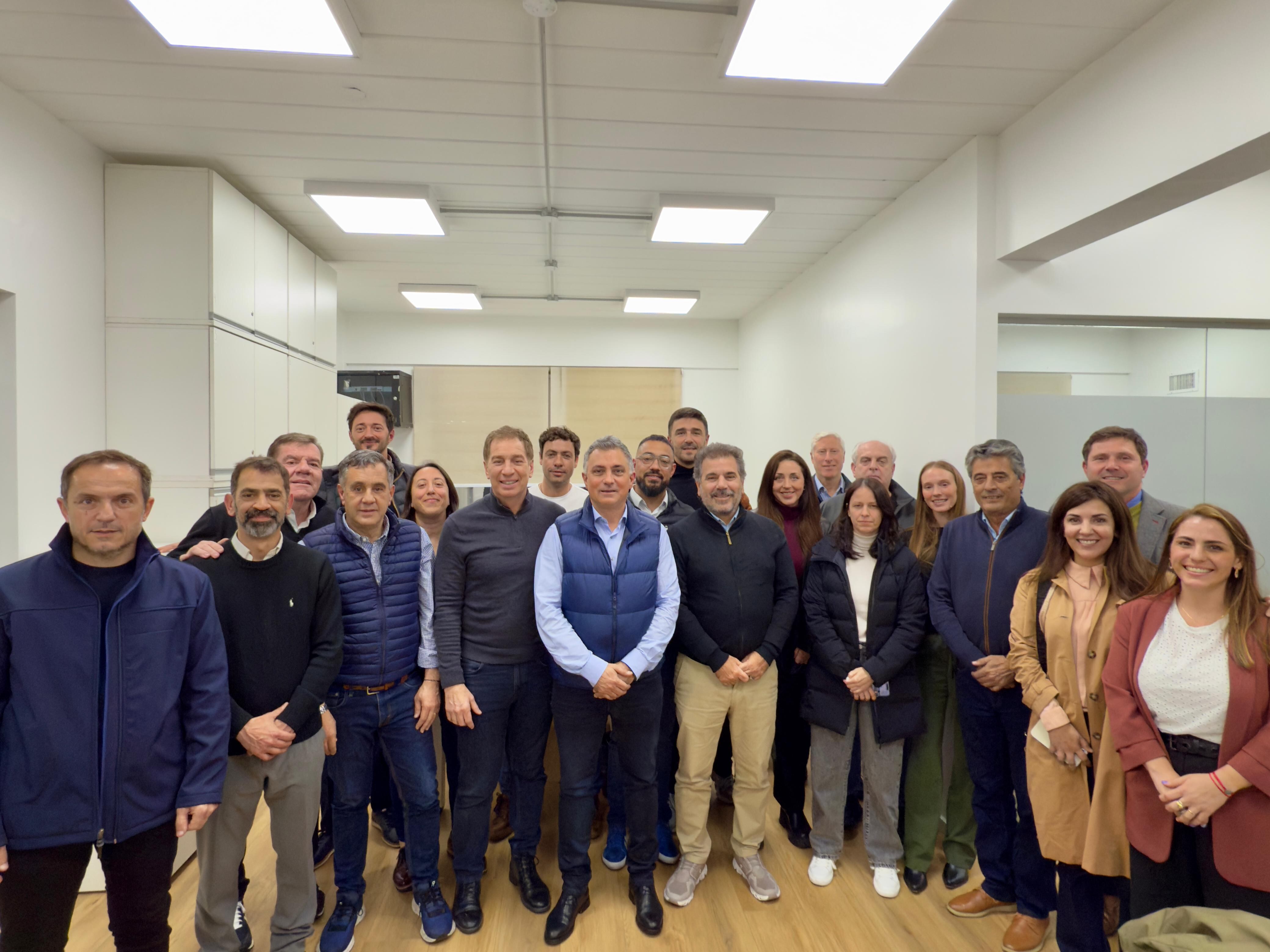 El equipo bonaerense del PRO junto a los principales alfiles de La Libertad Avanza en la Provincia.