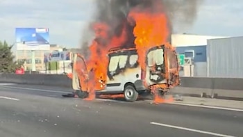 Video: impactante incendio de una camioneta utilitaria en la autopista Panamericana