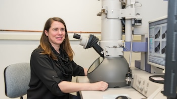 Tagide deCarvalho usó un microscopio