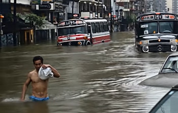 Un hombre con el agua
