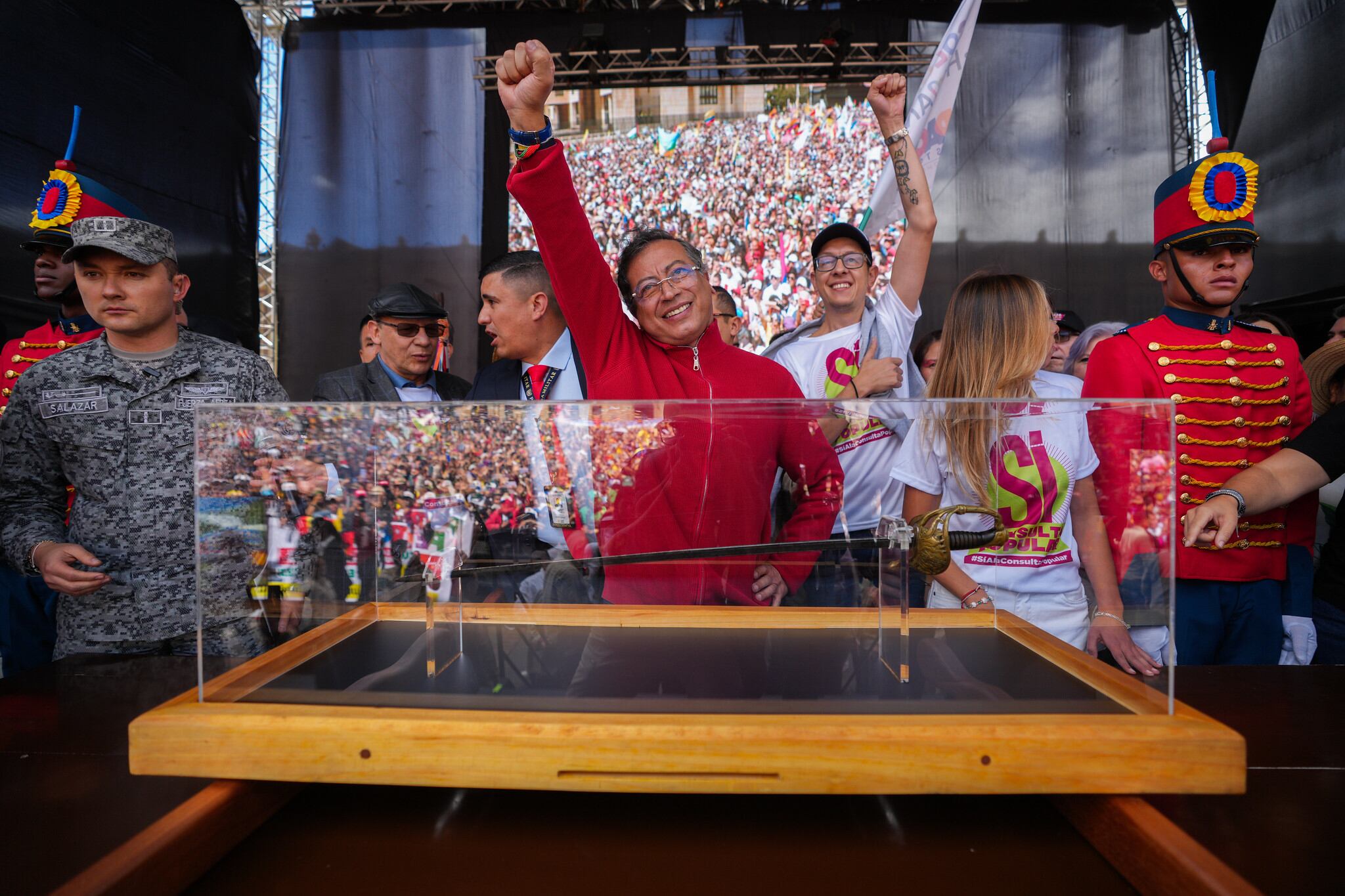 Con la espada de Bolívar en sus manos, Petro habló al país y presionó por su consulta popularo - crédito Juan Diego Cano/Presidencia