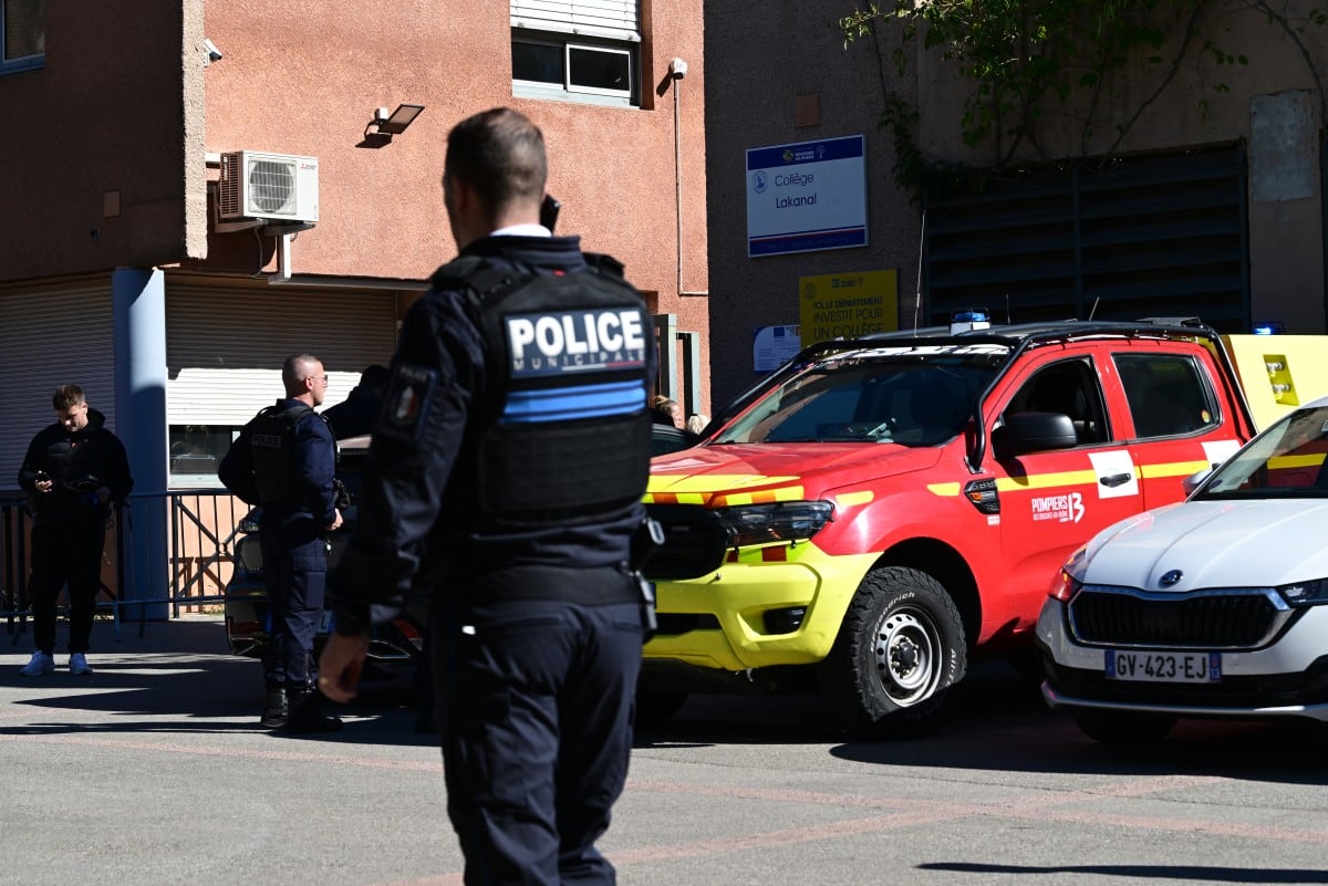 Agentes de policía y bomberos resguardan la escuela Joseph-Lakanal de Aubagne tras un tiroteo que dejó dos personas heridas. (Miguel Medina/AFP)