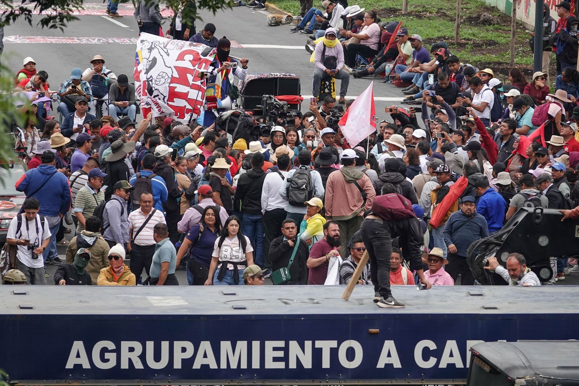 CIUDAD DE MÉXICO, 09JUNIO2026.- Elementos de la policía capitalina resguardon y realizan cortes a la circulación en el perímetro del estadio Ciudad de México, esto debido a la marcha programada por maestros, pertenecientes a la Coordinadora Nacional de Trabajadores de la Educación quienes fueron detenidos sobre Calzada Tlalpan a la altura de la estación del Tren Ligero, Registró Federal.FOTO: ROGELIO MORALES /CUARTOSCURO.COM