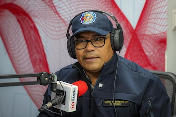 El director de Bomberos, Baltazar Solano, detalla la modernización de equipos y la capacitación del personal para enfrentar el aumento de incendios forestales en 2026. (Cortesía: Secretaría de Prensa)