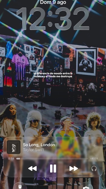 Pantalla de bloqueo de teléfono, hora 12:32, fecha domingo 9 agosto, reproductor de música "So Long, London" de Taylor Swift, fondo con personas, cuadros, jersey, peluches y destellos de luz