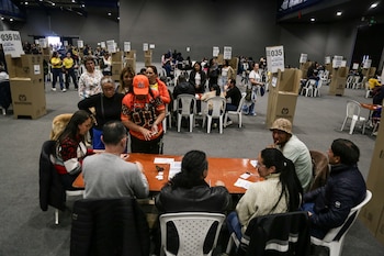 Ciudadanos ejercen su derecho al voto en Corferias