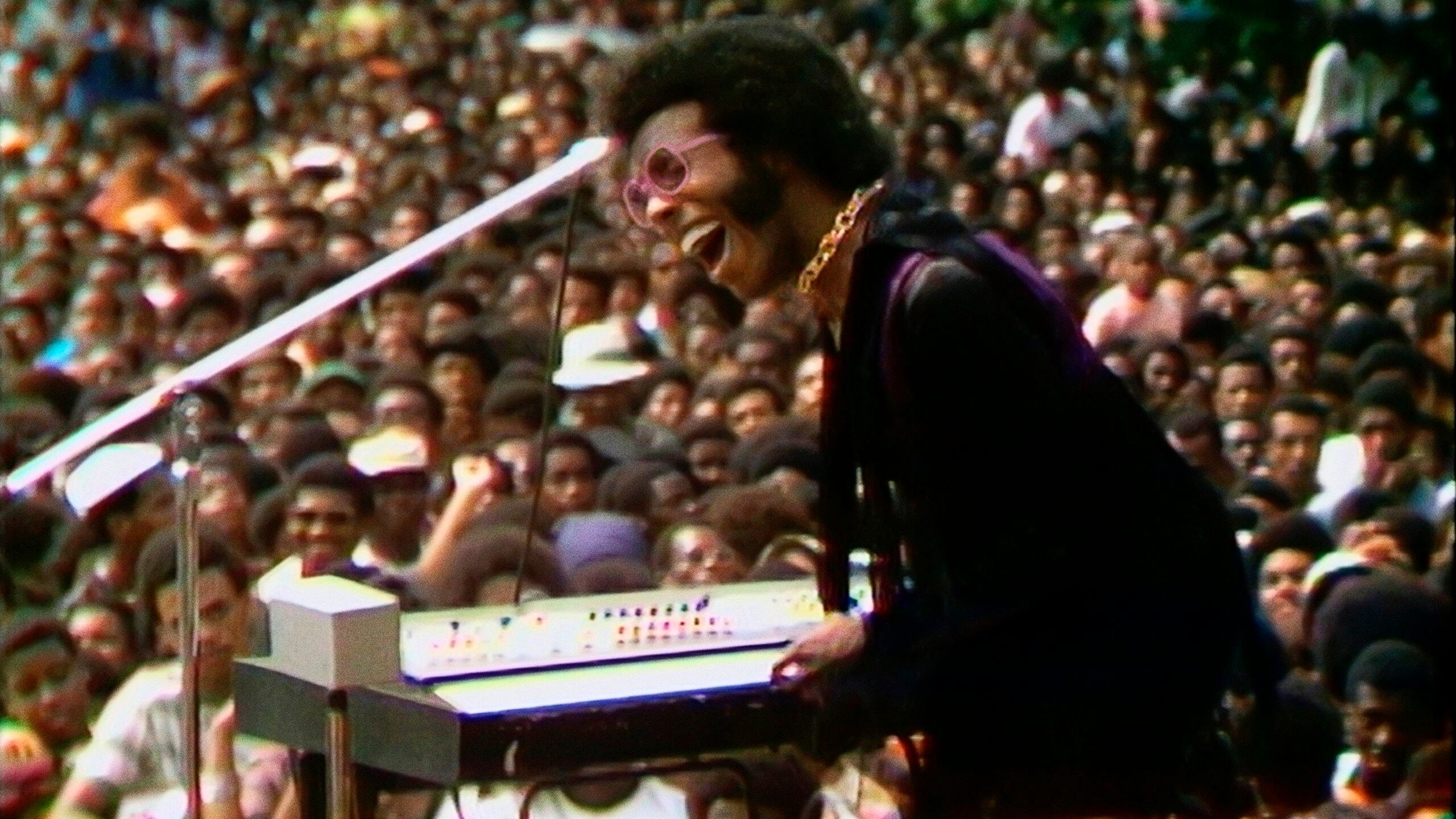 Sly Stone durante su presentación en el Festival Harlem Culture en 1969, en una secuencia del documental