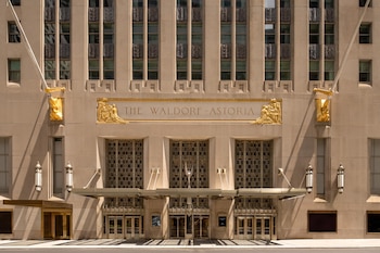 El Waldorf Astoria, ícono de Manhattan desde 1931, se erige sobre una infraestructura ferroviaria que durante décadas facilitó el ingreso discreto de líderes políticos y figuras internacionales.
