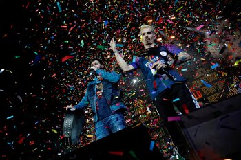 Los gallos "Chuty" (i) y