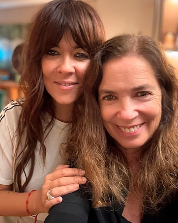 Primer plano de Vanesa Martín abrazando a Sandra Mihanovich. Ambas mujeres sonríen, con cabello castaño largo y expresión amigable